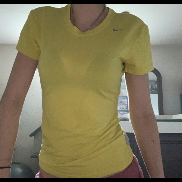 Basic Yellow Nike Tee 🔥 - Picture 1 of 2